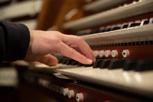 Lade das Bild in den Galerie-Viewer, MAGNIFICAT - Nidarosdomens jentekor & TrondheimSolistene, Anita Brevik